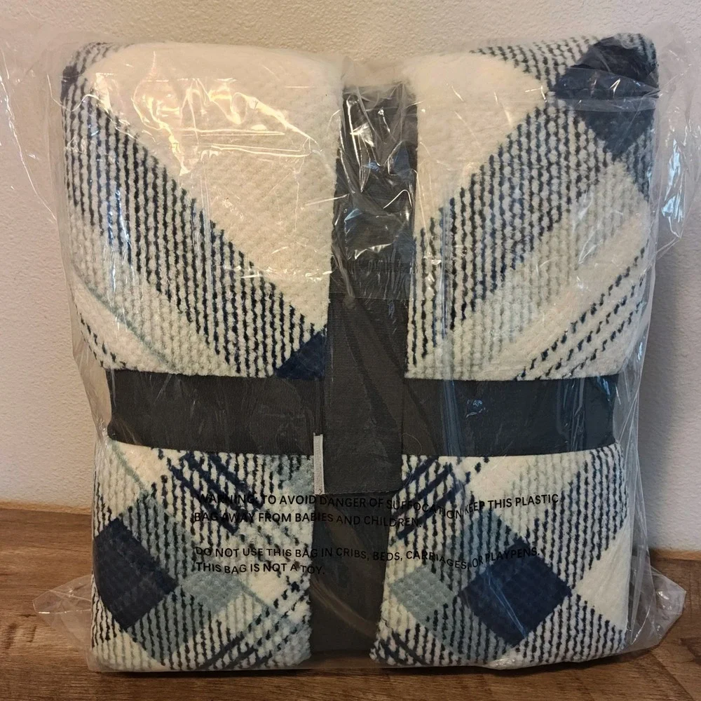 NEW Berkshire VelvetSoft Reverse to Sherpa Twin‎ Coverlet Set Classic Navy Plaid